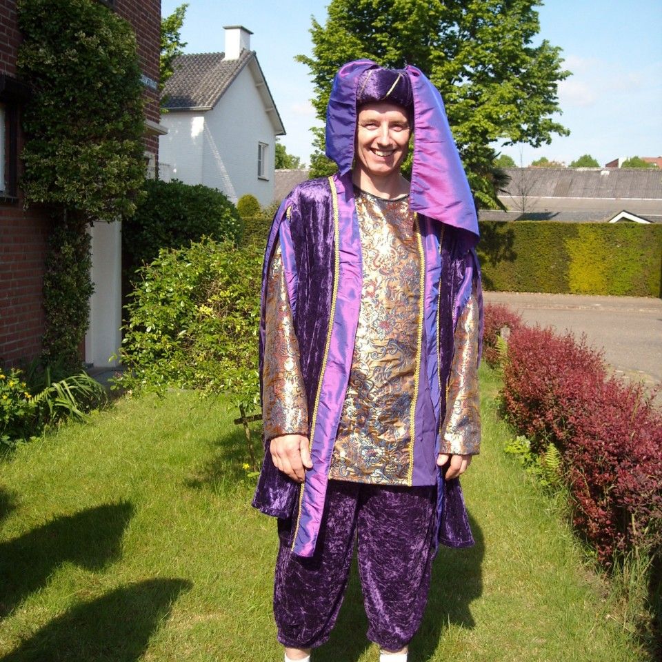 Man in paarse middeleeuwse kleding 